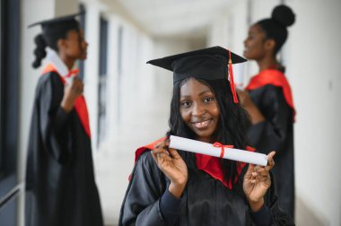 Diploma taşıyan çok ırklı mezunların portresi