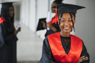 Diploma taşıyan çok ırklı mezunların portresi