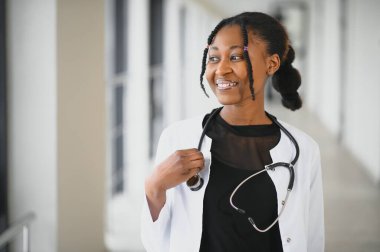 Güzel Afrikalı Amerikalı hemşire hastanede.