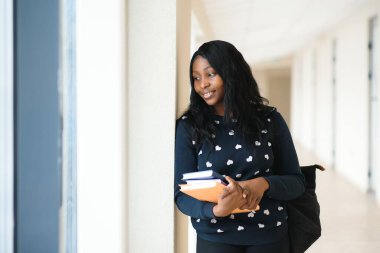 güzel kadın Afro-Amerikan üniversite öğrenci portresi