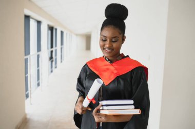 güzel genç afro Amerikan lisansüstü holding diploma