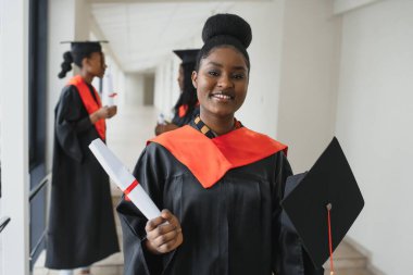 Diploma taşıyan çok ırklı mezunların portresi