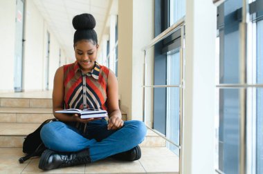 Mutlu Afrika kökenli Amerikalı üniversite öğrencisinin portresi.