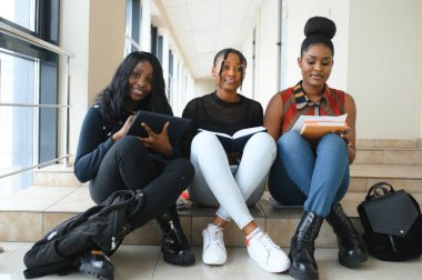 mutlu Afrika kolej arkadaş grubu