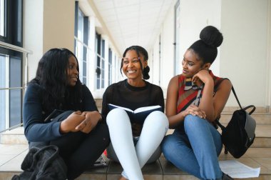 mutlu Afrika kolej arkadaş grubu