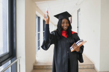 Mezuniyet sertifikası olan güzel Afrikalı kız öğrenci.