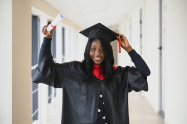 güzel genç afro Amerikan lisansüstü holding diploma