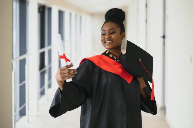 güzel genç afro Amerikan lisansüstü holding diploma