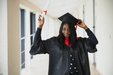 Mezuniyet sertifikası olan güzel Afrikalı kız öğrenci.
