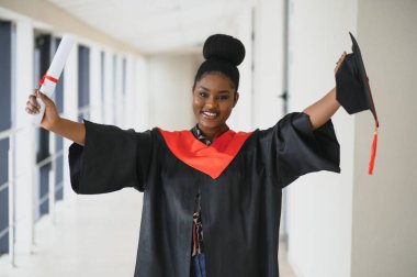 Mezuniyet sertifikası olan güzel Afrikalı kız öğrenci.