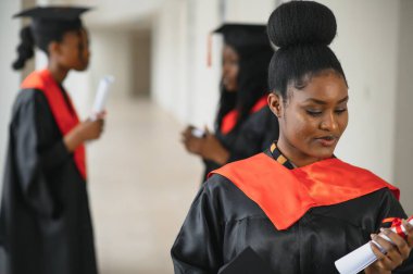 Diploma taşıyan çok ırklı mezunların portresi