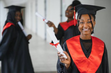 Diploma taşıyan çok ırklı mezunların portresi