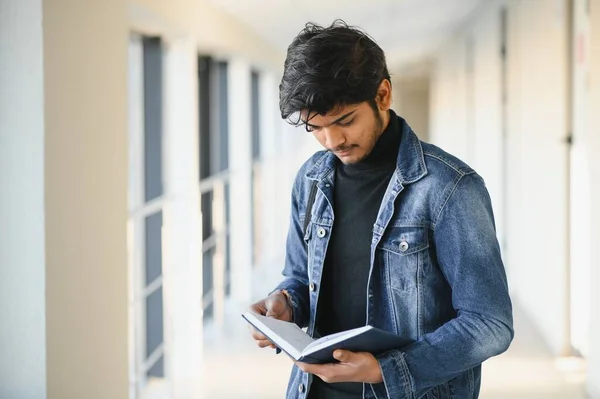 Retrato Menino Faculdade Indiano Segurando Livros — Fotografia de Stock