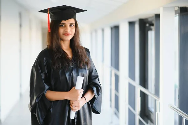 Happy Indian University Student Maturitní Šaty Čepice Držící Diplom Certifikát — Stock fotografie