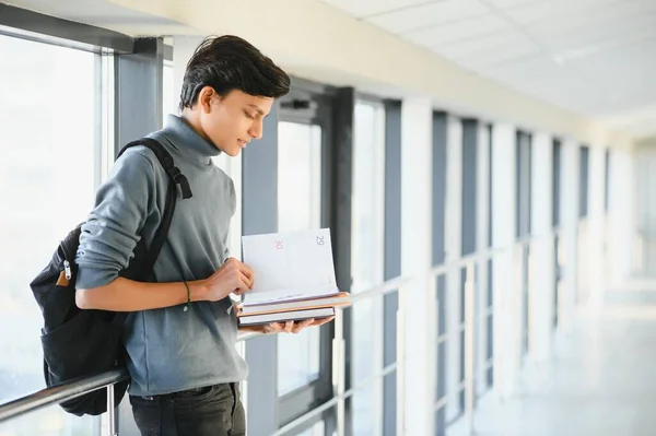 Gelukkige Indiaanse Student Aan Universiteit — Stockfoto