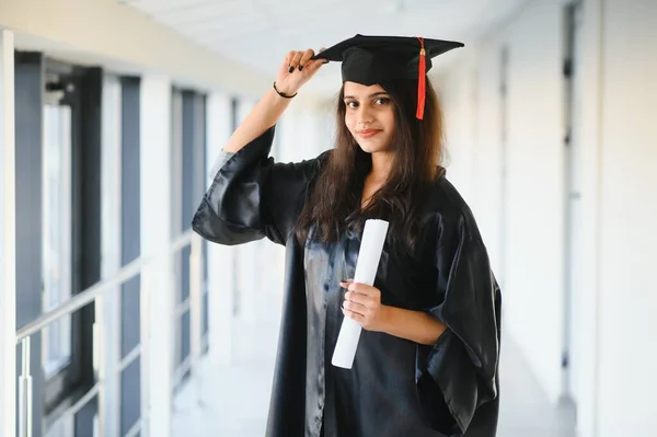 年轻的亚裔印度女毕业生穿着长袍 在生活中取得的成就 自信学习 — 图库照片