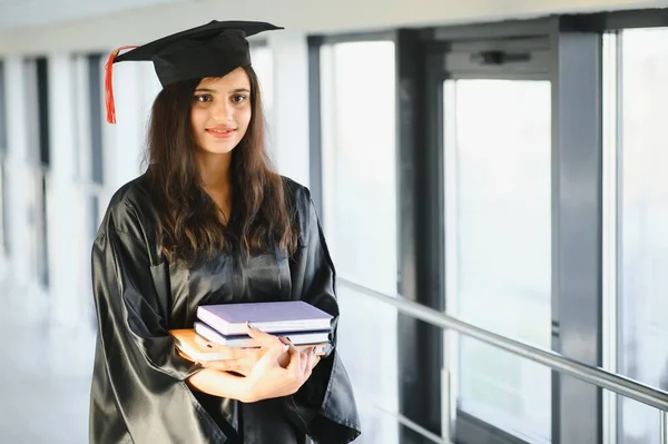 幸せなインドの大学生で卒業生のガウンとキャップ保持卒業証書 — ストック写真