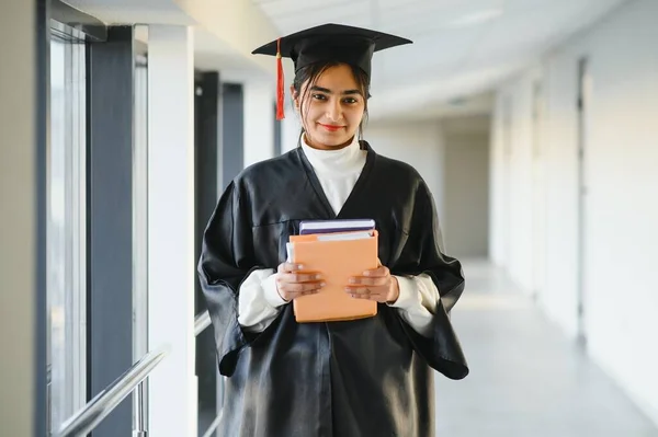 若いアジア系インド人女性卒業生はローブを着ている 人生の達成 自信を持って学ぶ — ストック写真