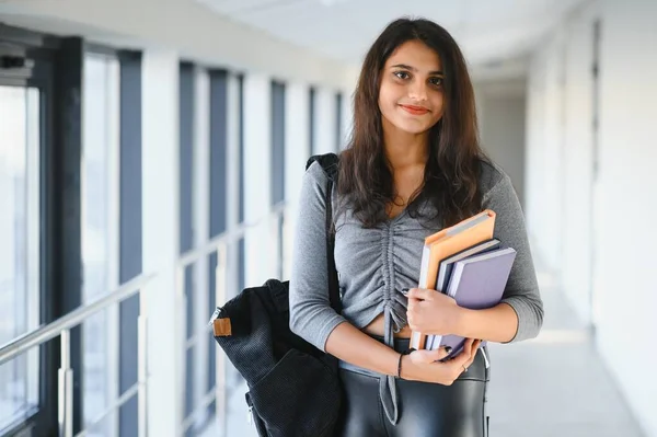 Όμορφη Ινδή Φοιτήτρια Στο Πανεπιστήμιο — Φωτογραφία Αρχείου