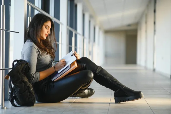 Belo Estudante Universitário Indiano Conceito Ensino Superior — Fotografia de Stock