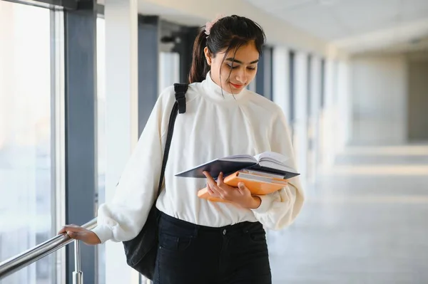 Magnífico Indio Mujer Universidad Estudiante Retrato — Foto de Stock