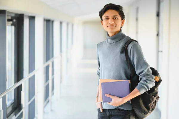 Portrait Garçon Collège Indien Tenant Des Livres — Photo