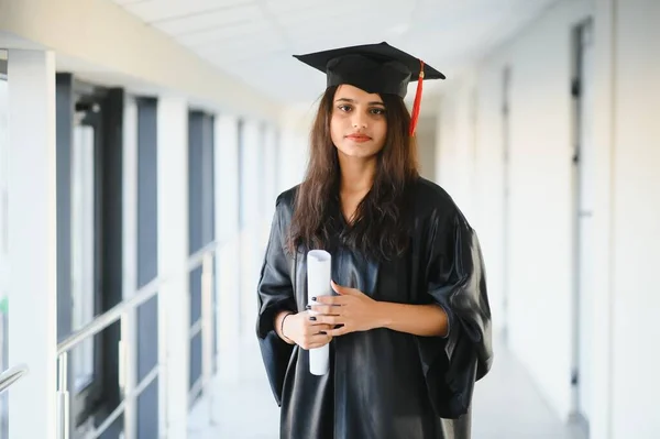 穿着毕业礼服 头戴毕业证书的快乐的印度大学生 — 图库照片