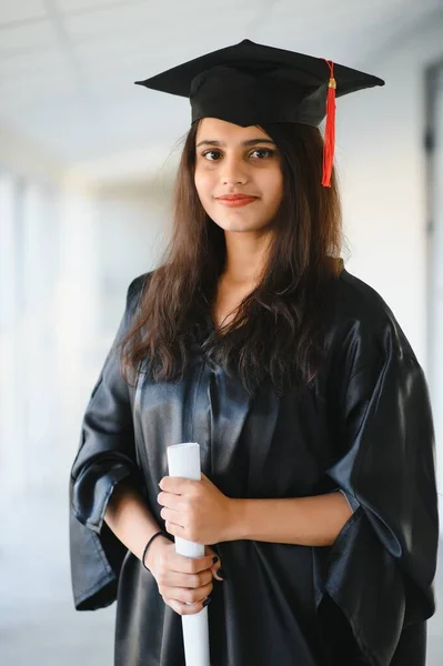 Happy Indian University Student Maturitní Šaty Čepice Držící Diplom Certifikát — Stock fotografie