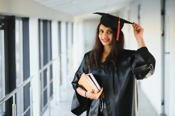 Estudiante Universitario Indio Feliz Vestido Graduación Certificado Diploma Posesión Gorra — Foto de Stock