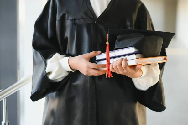 Glad Indisk Universitetsstudent Examensrock Och Mössa Innehav Diplom Certifikat — Stockfoto