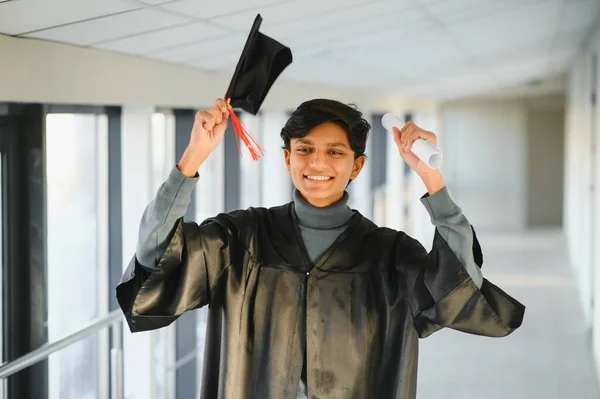 成功的印度学生毕业礼服肖像 — 图库照片