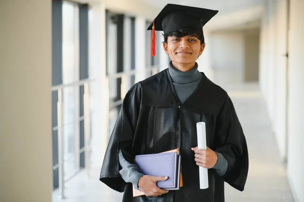 Portrait Étudiant Indien Réussi Robe Remise Des Diplômes — Photo