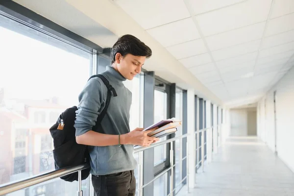 Estudante Masculino Indiano Feliz Universidade — Fotografia de Stock