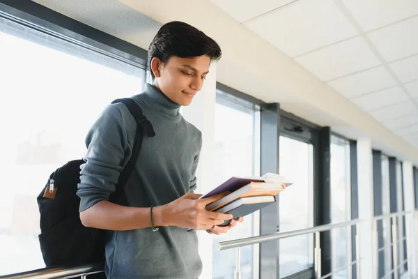 Stilig Och Ung Indian Man College Student — Stockfoto