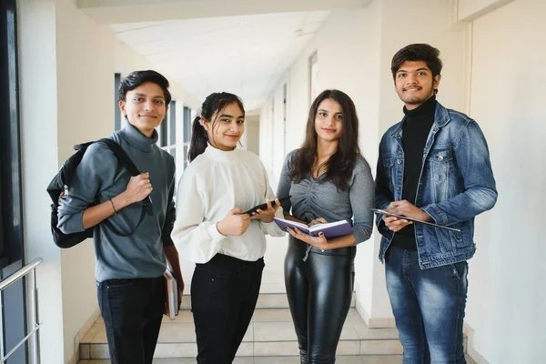 Jovens Asiáticos Estudantes Universitários Indianos — Fotografia de Stock