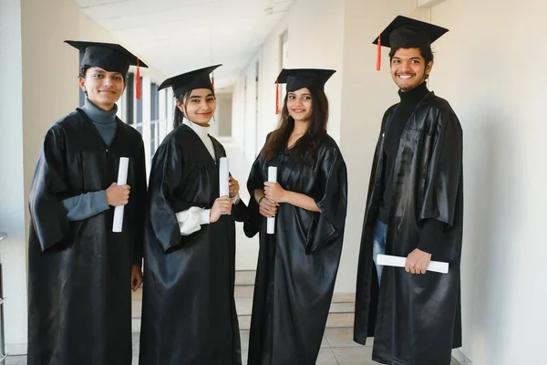 Edukacja Dyplom Koncepcja Ludzi Grupa Szczęśliwych Studentów Indyjskich — Zdjęcie stockowe
