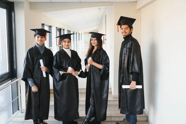 Koncept Vzdělávání Promoce Lidí Skupina Spokojených Mezinárodních Studentů Skupina Indických — Stock fotografie