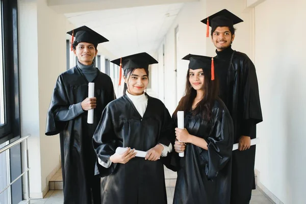 Utbildning Examen Och Människor Koncept Grupp Glada Indian Studenter — Stockfoto