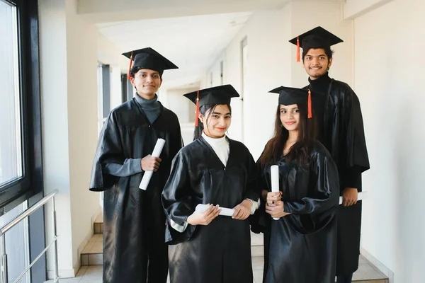 Utbildning Examen Och Människor Koncept Grupp Glada Internationella Studenter Grupp — Stockfoto