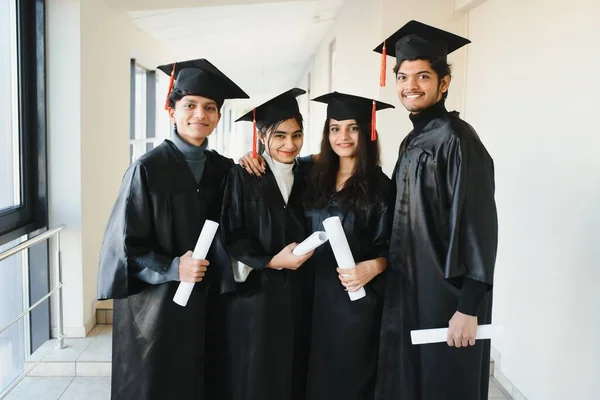 Oktatás Diploma Emberek Koncepciója Boldog Nemzetközi Diákok Csoportja Indiai Diplomások — Stock Fotó