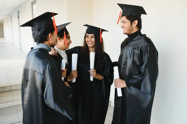 毕业和人的概念 一群快乐的国际学生 印度毕业生群体 — 图库照片