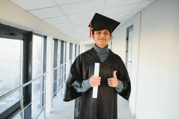 Porträtt Framgångsrika Indiska Studenten Gradering Klänning — Stockfoto