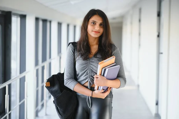 大学里漂亮的印度女大学生 — 图库照片