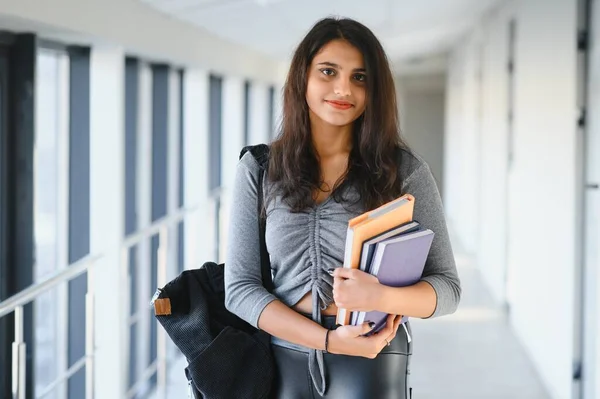 Όμορφη Ινδή Φοιτήτρια Στο Πανεπιστήμιο — Φωτογραφία Αρχείου