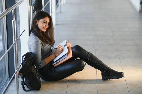 Nádherná Indická Žena Univerzitní Student Portrét — Stock fotografie