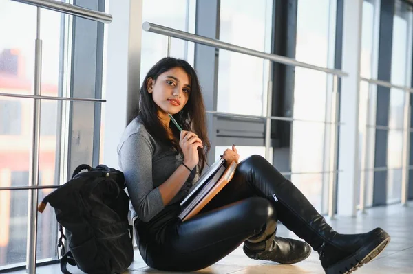 Hübsche Indische College Mädchen Der Universität — Stockfoto