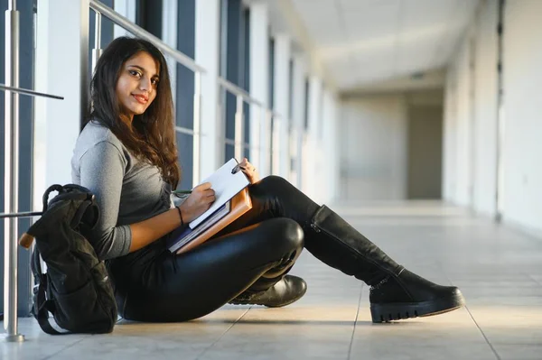 Muito Indiana Menina Faculdade Universidade — Fotografia de Stock