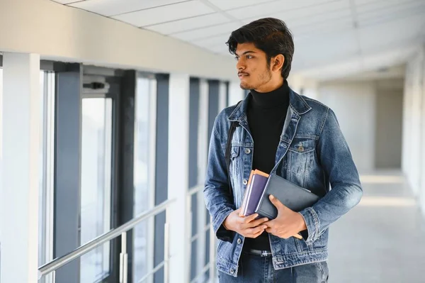 Estudante Masculino Indiano Feliz Universidade — Fotografia de Stock
