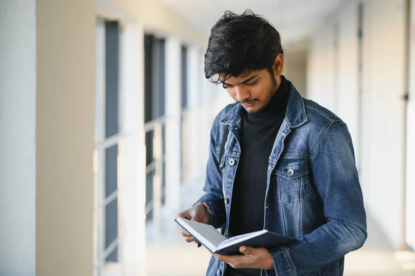 Estudante Masculino Indiano Feliz Universidade — Fotografia de Stock