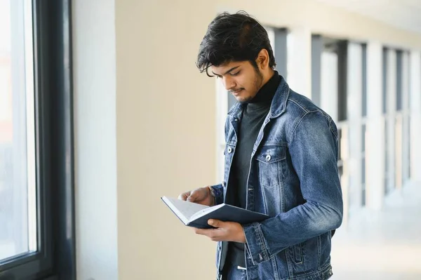 Glad Indian Manlig Student Vid Universitetet — Stockfoto